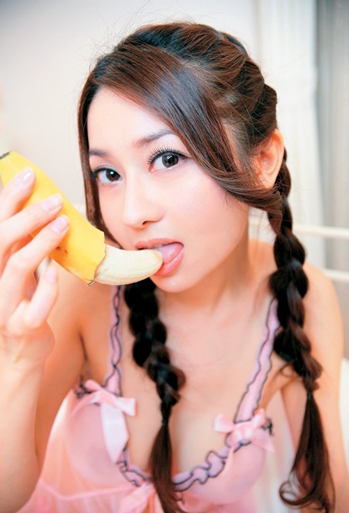 小林奈緒のバナナ舐め擬似フェラ