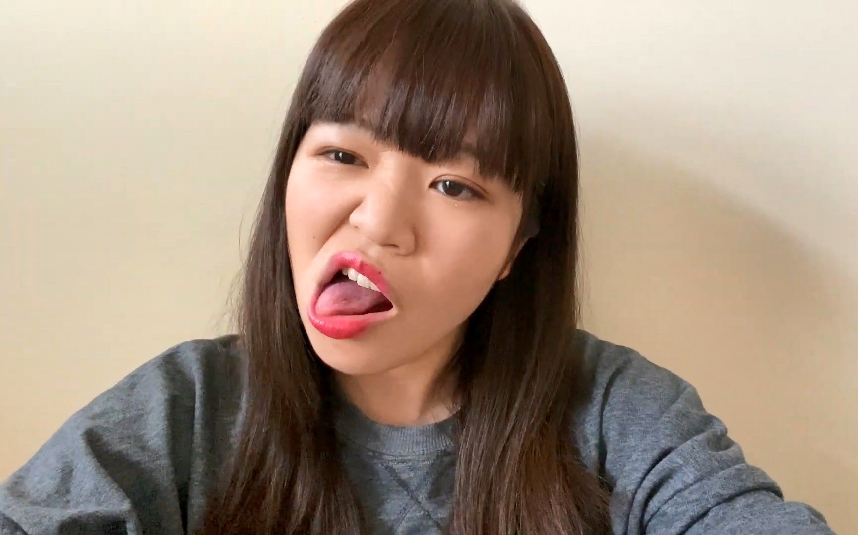 犬山みんみんの舌出し動画 (4)